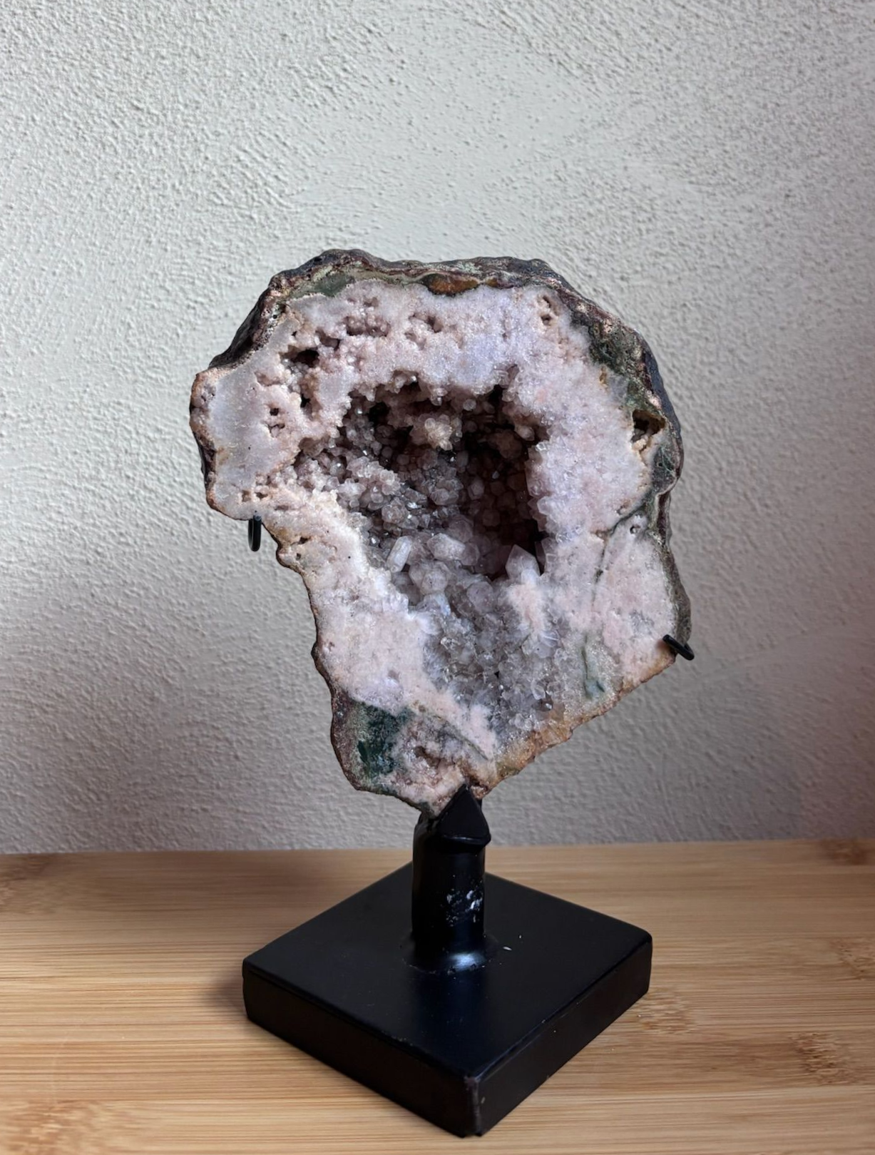 Roze amethist op standaard - 20 cm