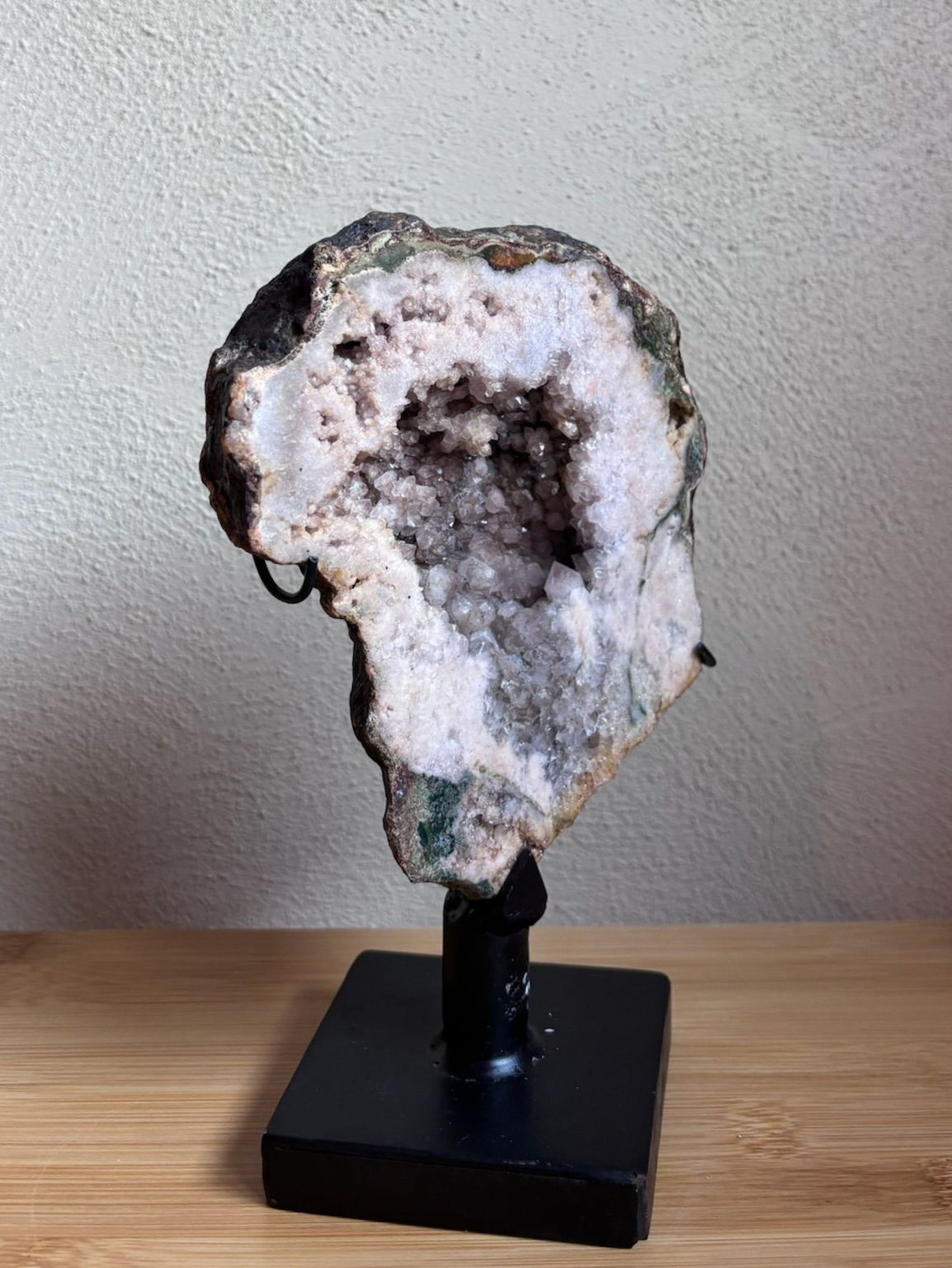 Roze amethist op standaard - 20 cm