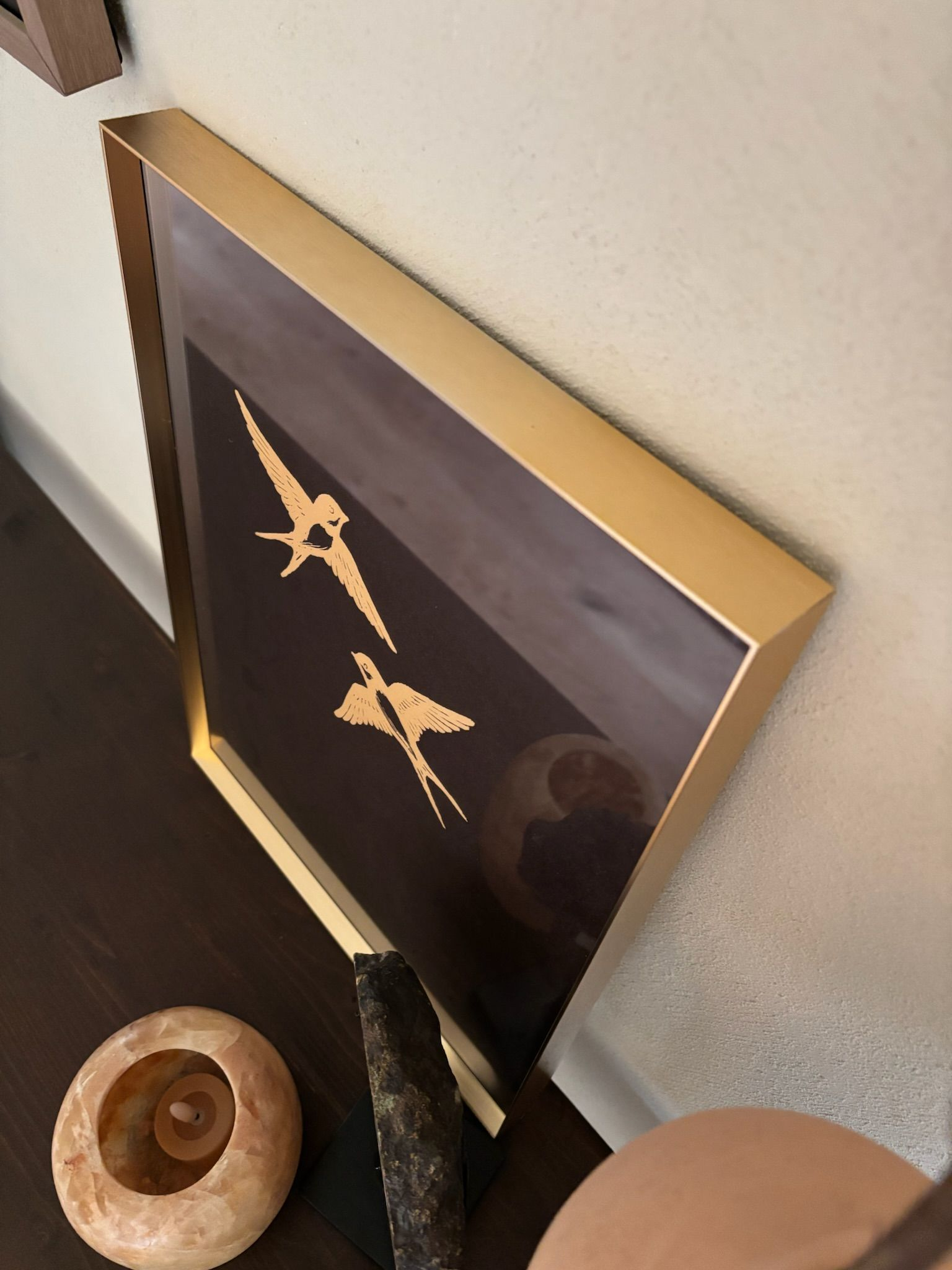 Wanddecoratie met print – 2 gouden zwaluwen | 40 x 30 cm