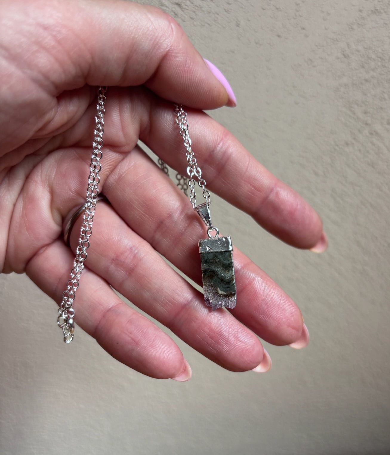 Zilveren ketting met ruwe amethist hanger