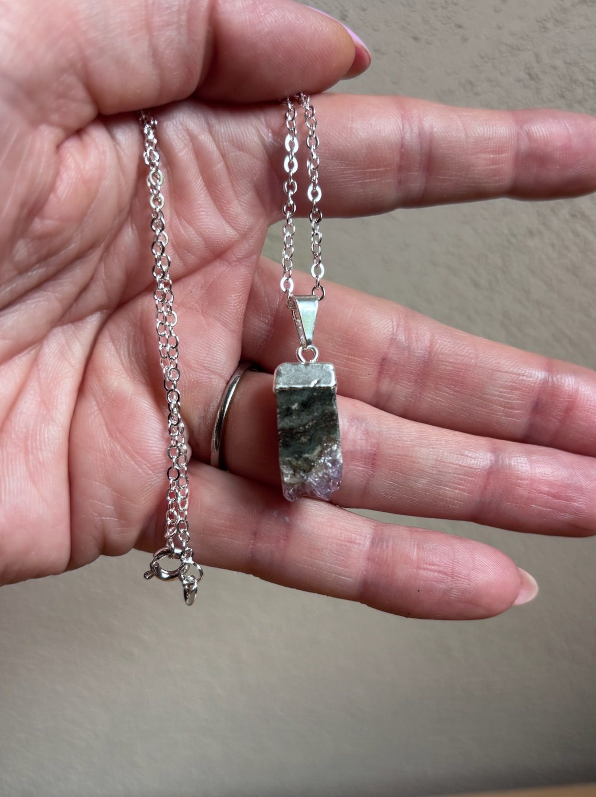 Zilveren ketting met ruwe amethist hanger
