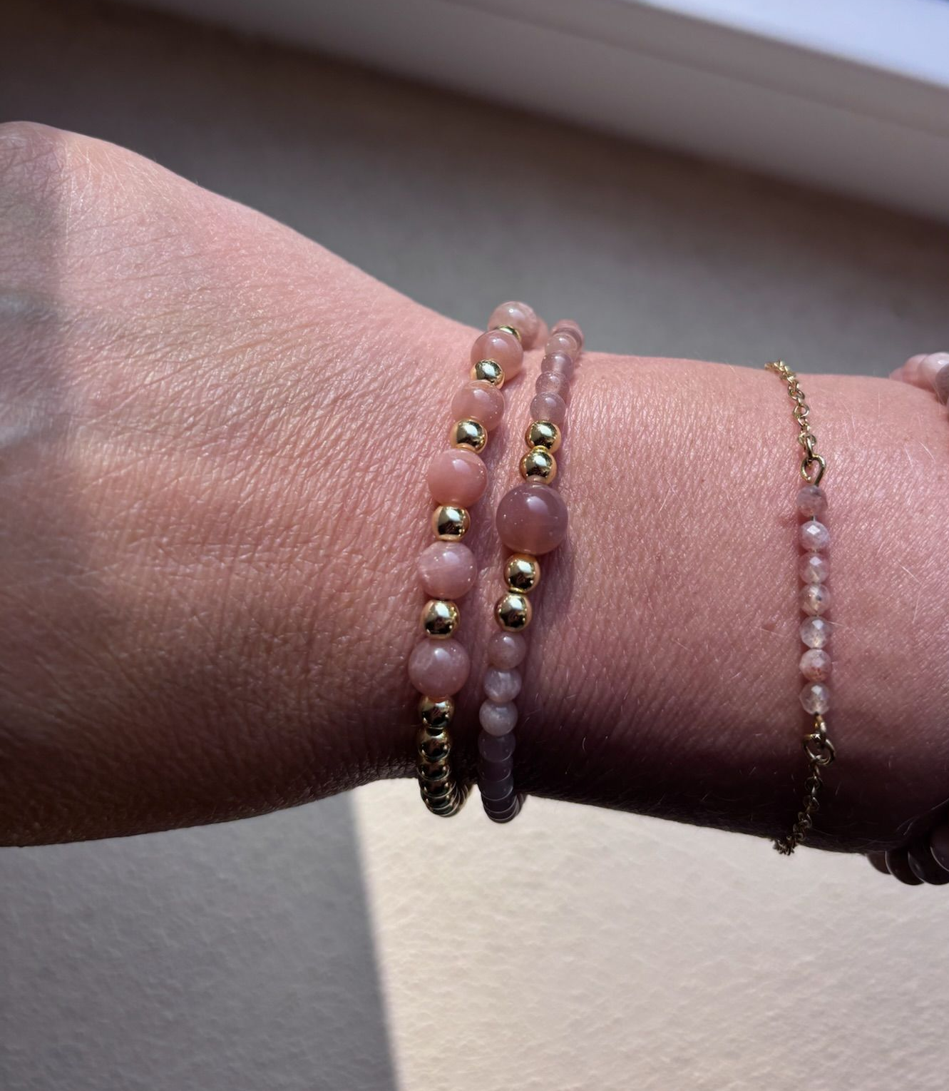 Zonnesteen armbanden set – 2 armbanden met gouden details