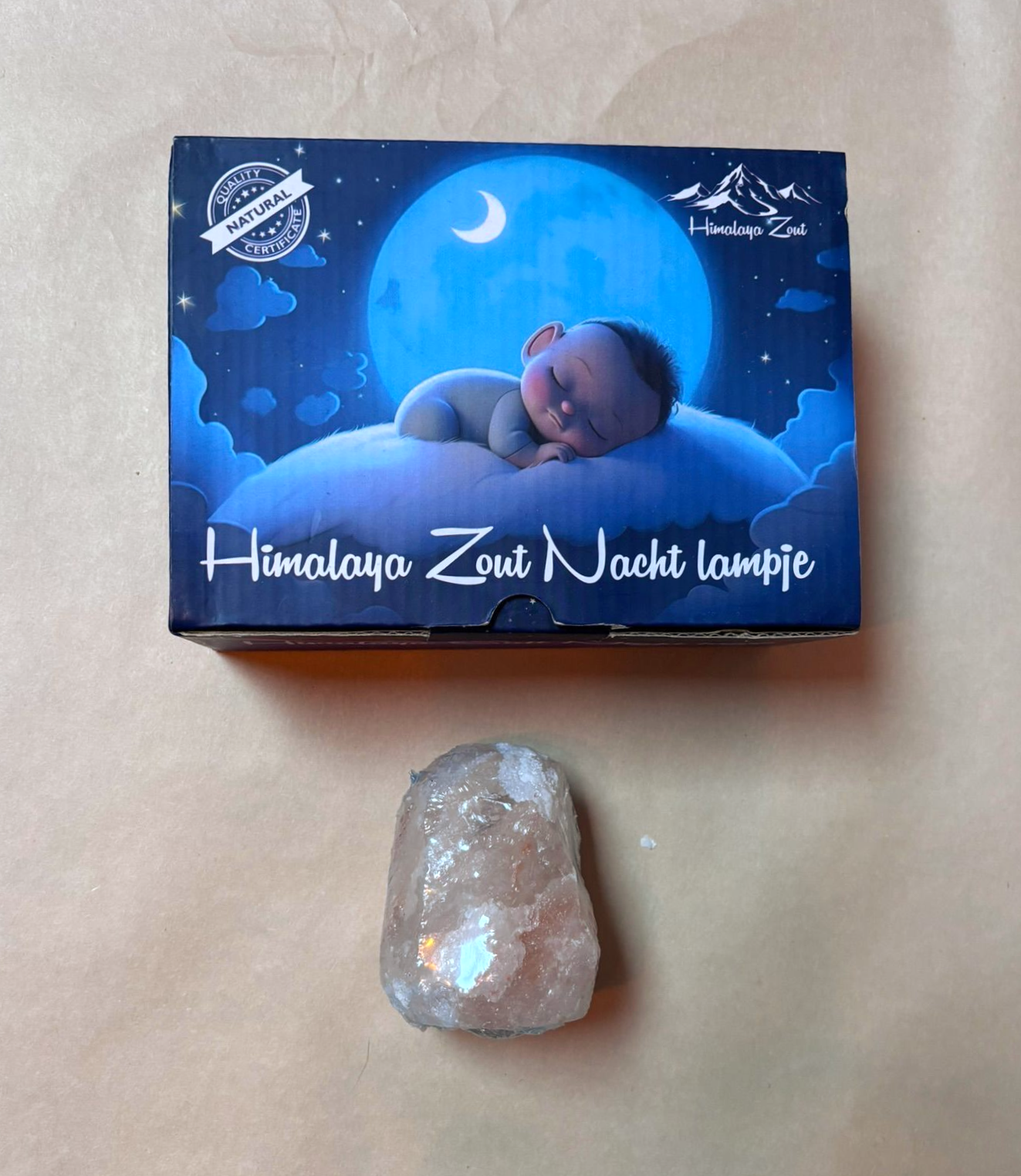 Een roze zoutlamp, aangesloten op een stopcontact in een hoek.
