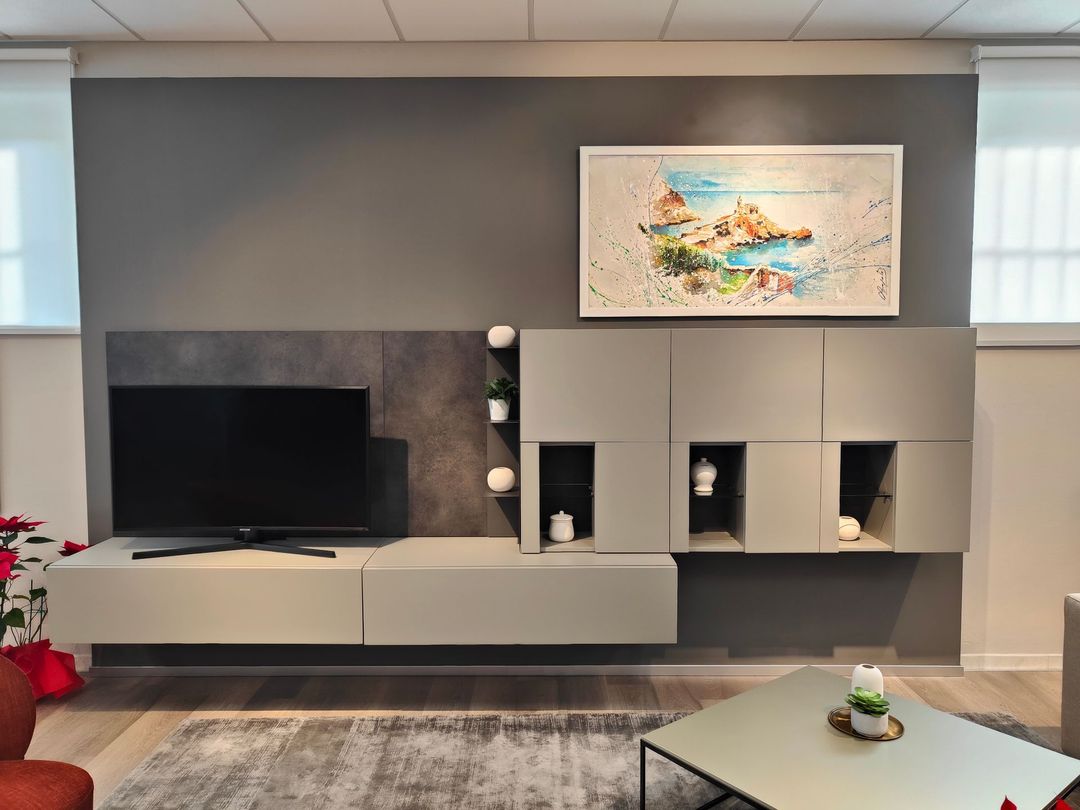 Un soggiorno con una tv e un quadro sul muro