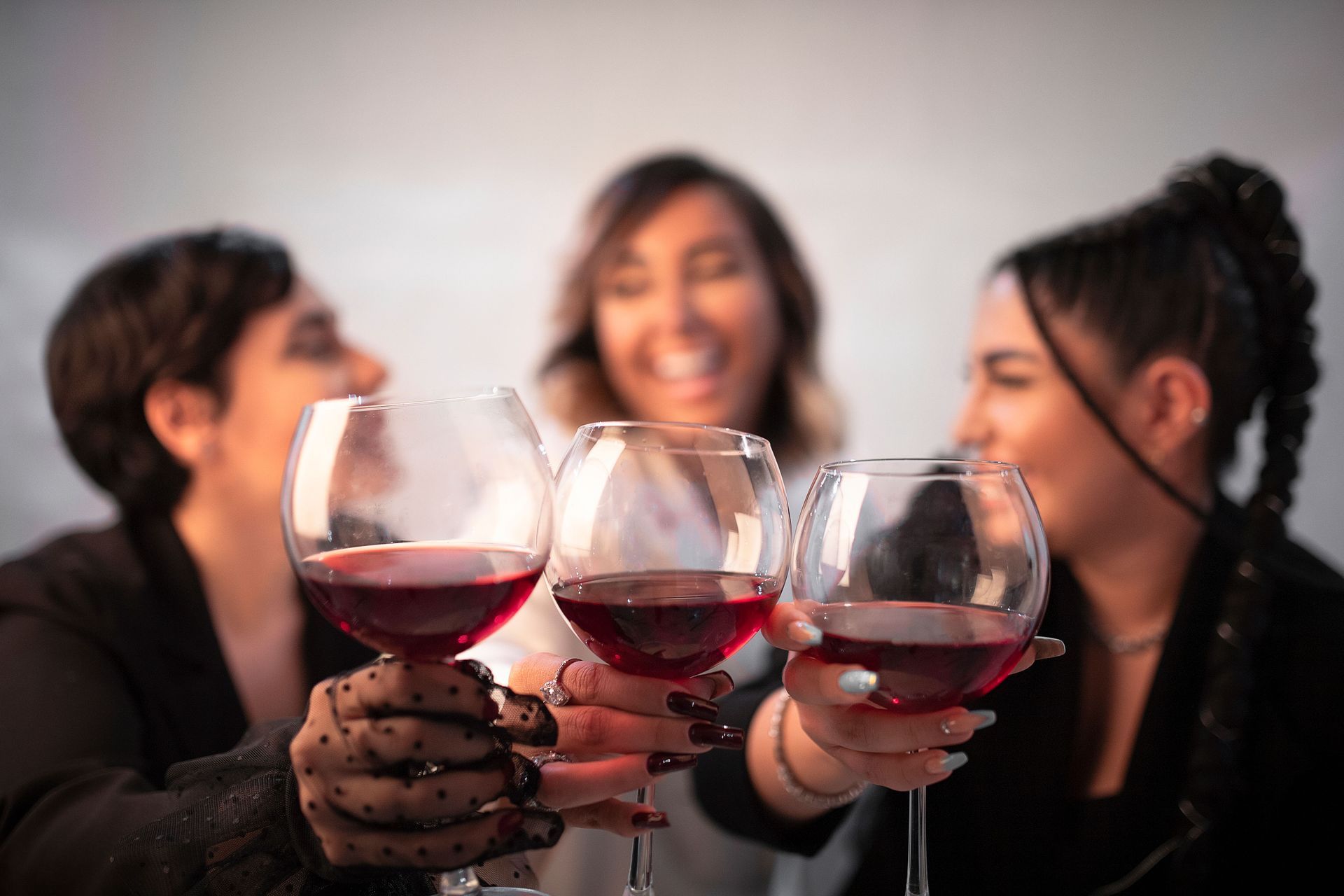 Freundinnen stoßen mit Wein im Rheingau an