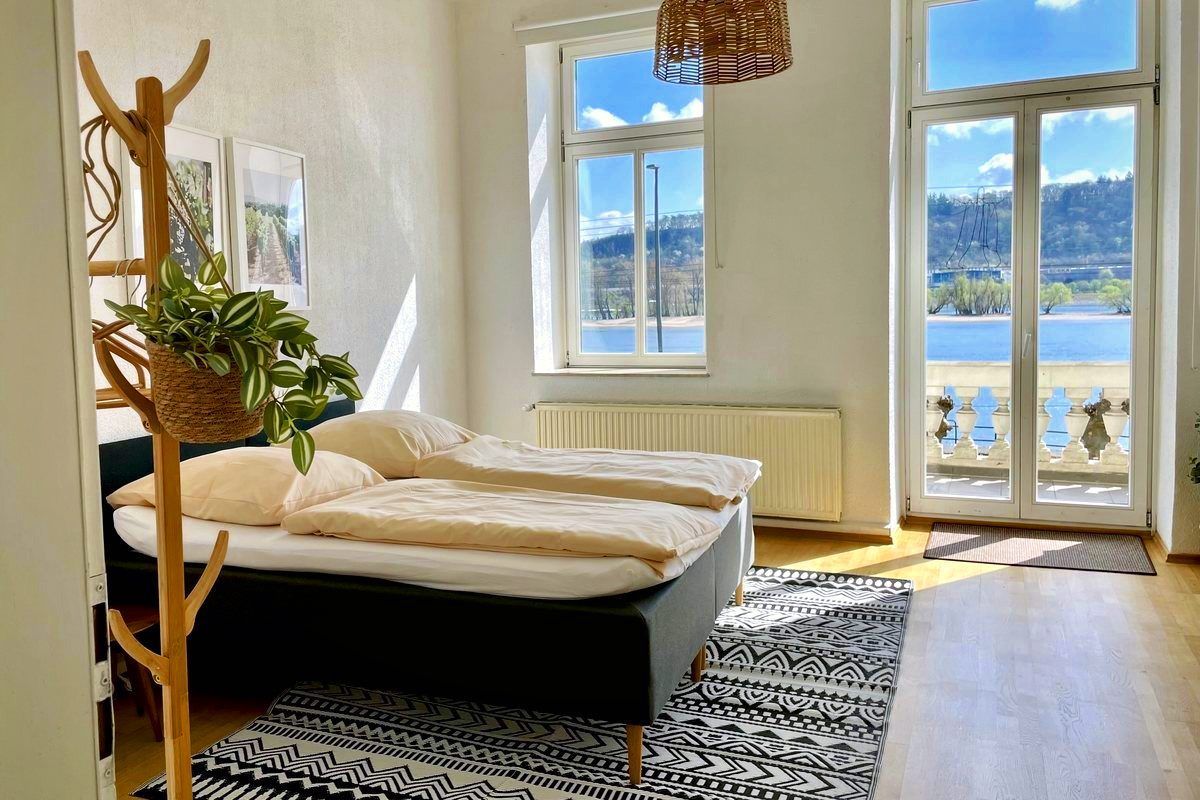 Schlafzimmer der Ferienwohnung Drosselgasse in Rüdesheim mit Blick auf den Rhein