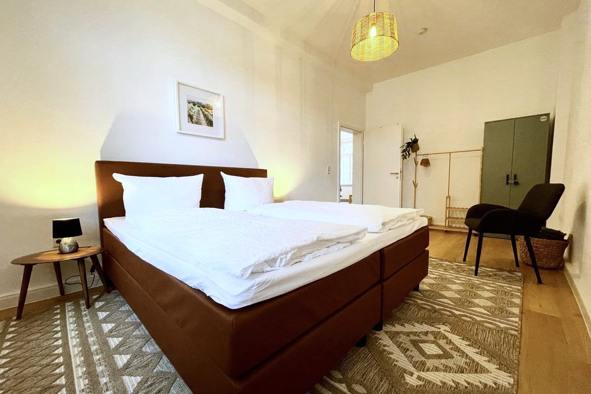 Schlafzimmer der Ferienwohnung Winzerglück im Weingut Rüdesheim mit Boxspringbett