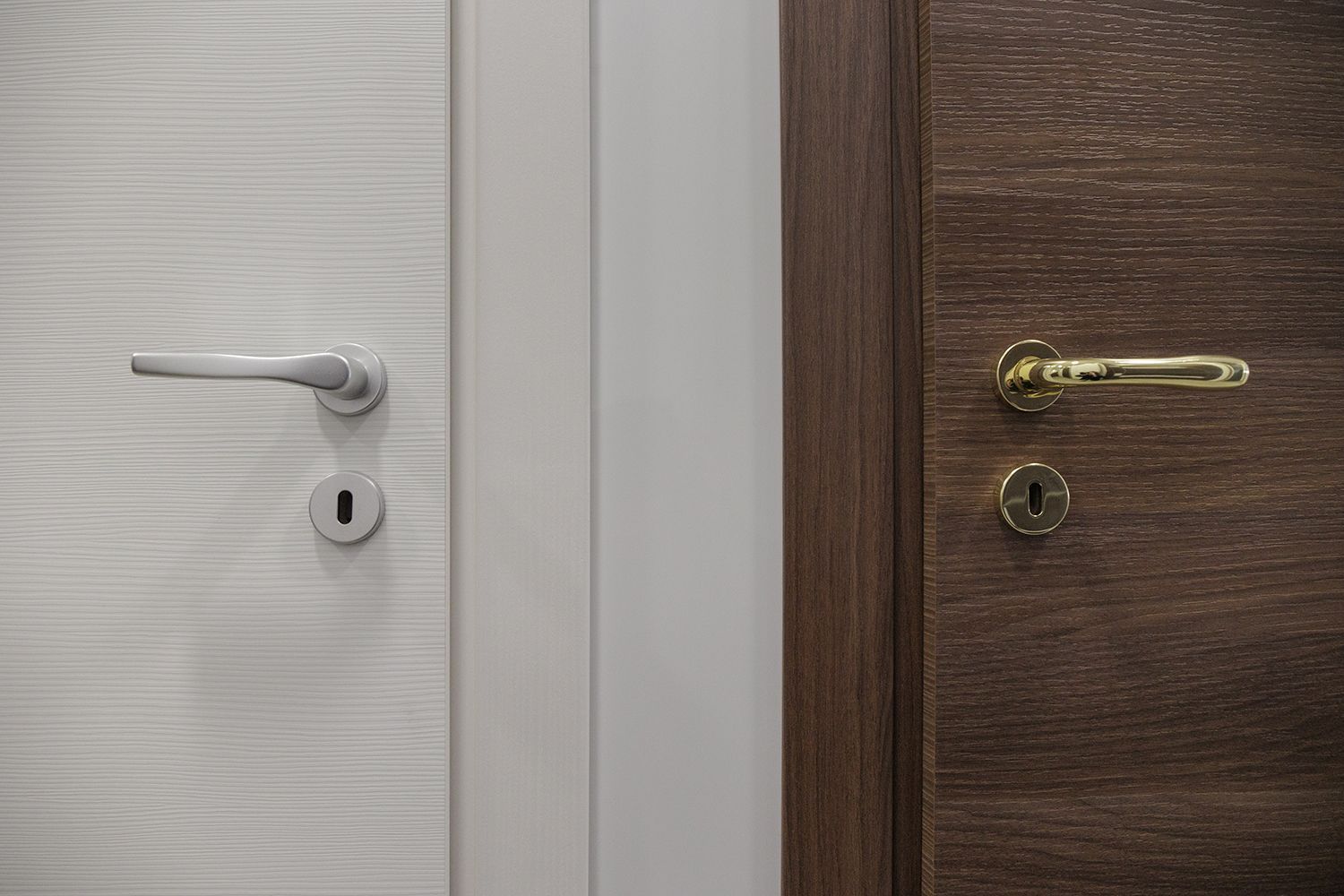 Primo piano della maniglia di una porta di legno.