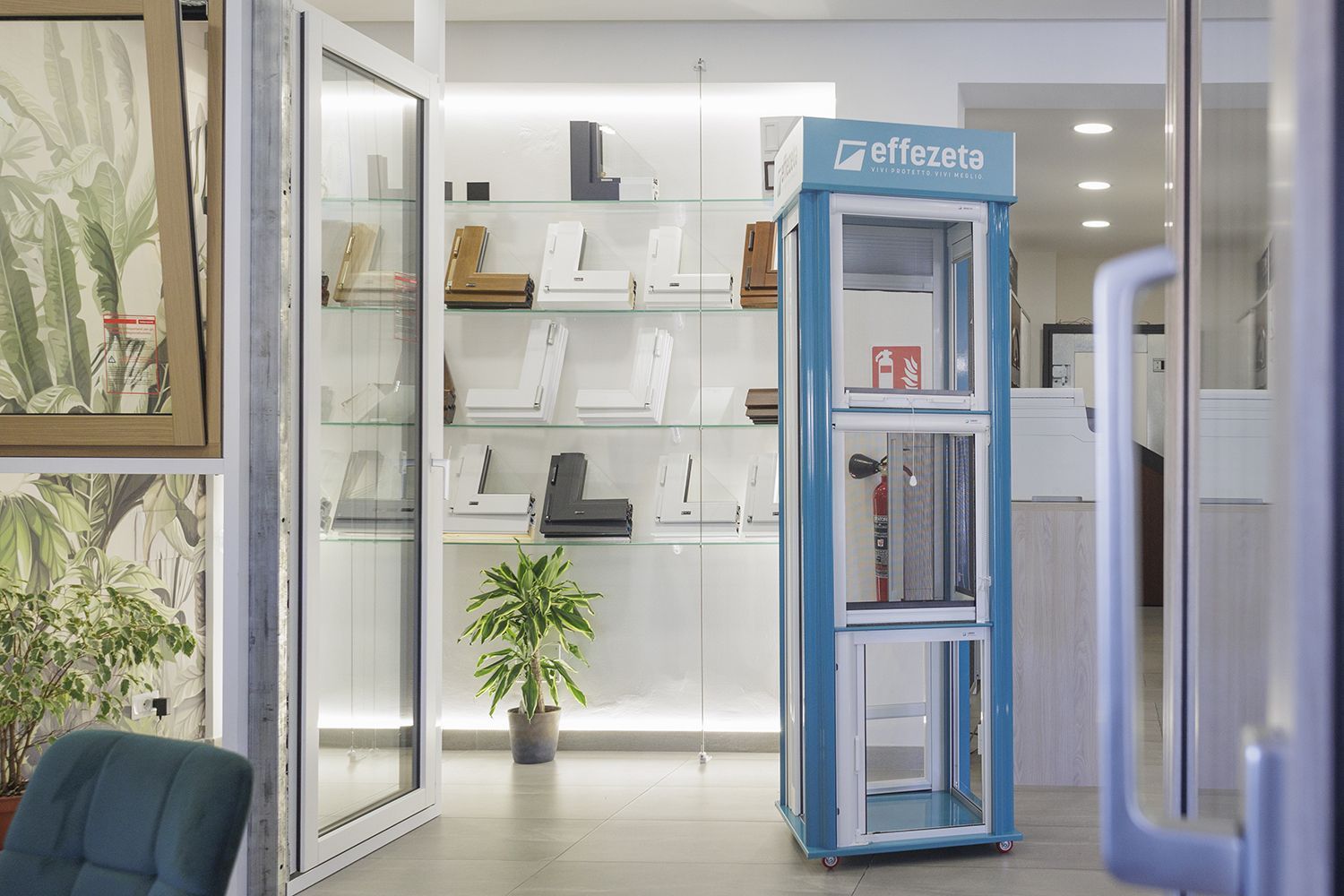 C'è una cabina telefonica blu al centro della stanza.