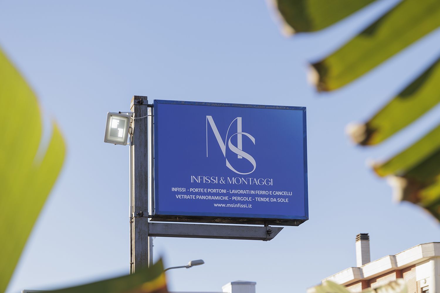 Un cartello blu con scritto ns
