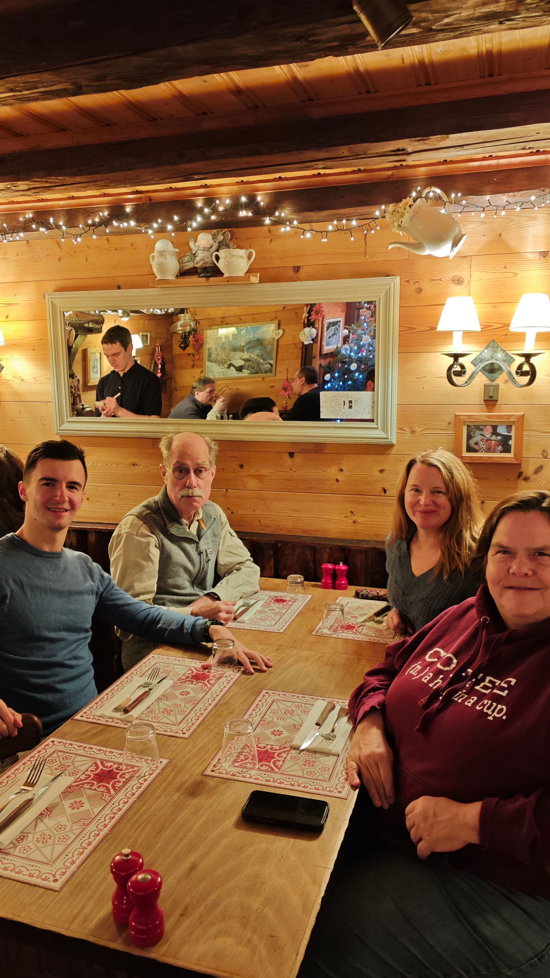 A group of people are sitting at a table in a restaurant.