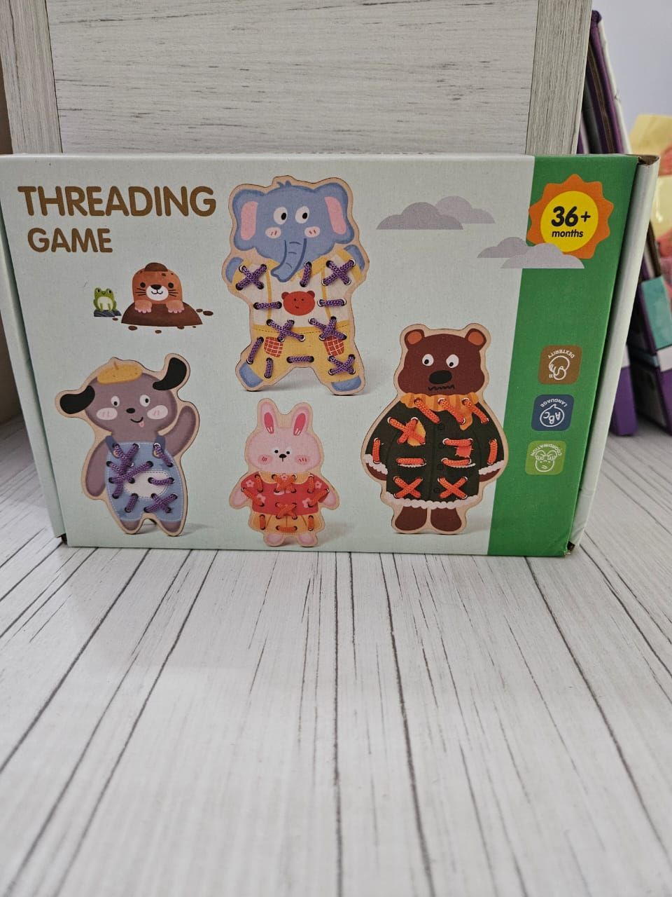 Figuras de animales de madera para coser con hilo de colores.
