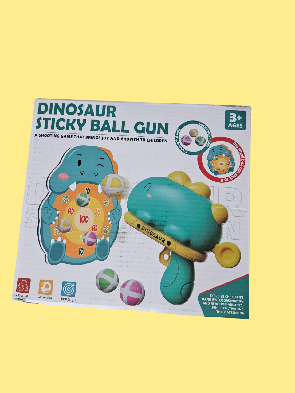 Dino lanza pelotas
