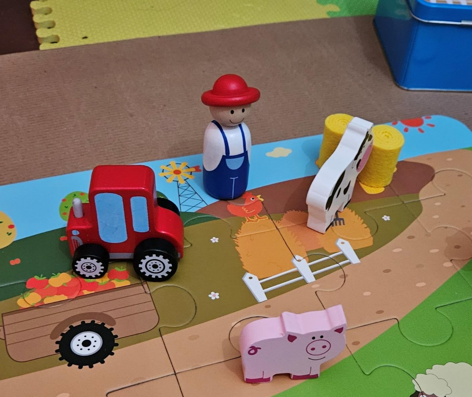 Escena de granja de juguete con granero, tractor, granjero, vaca, cerdo y lonchera.