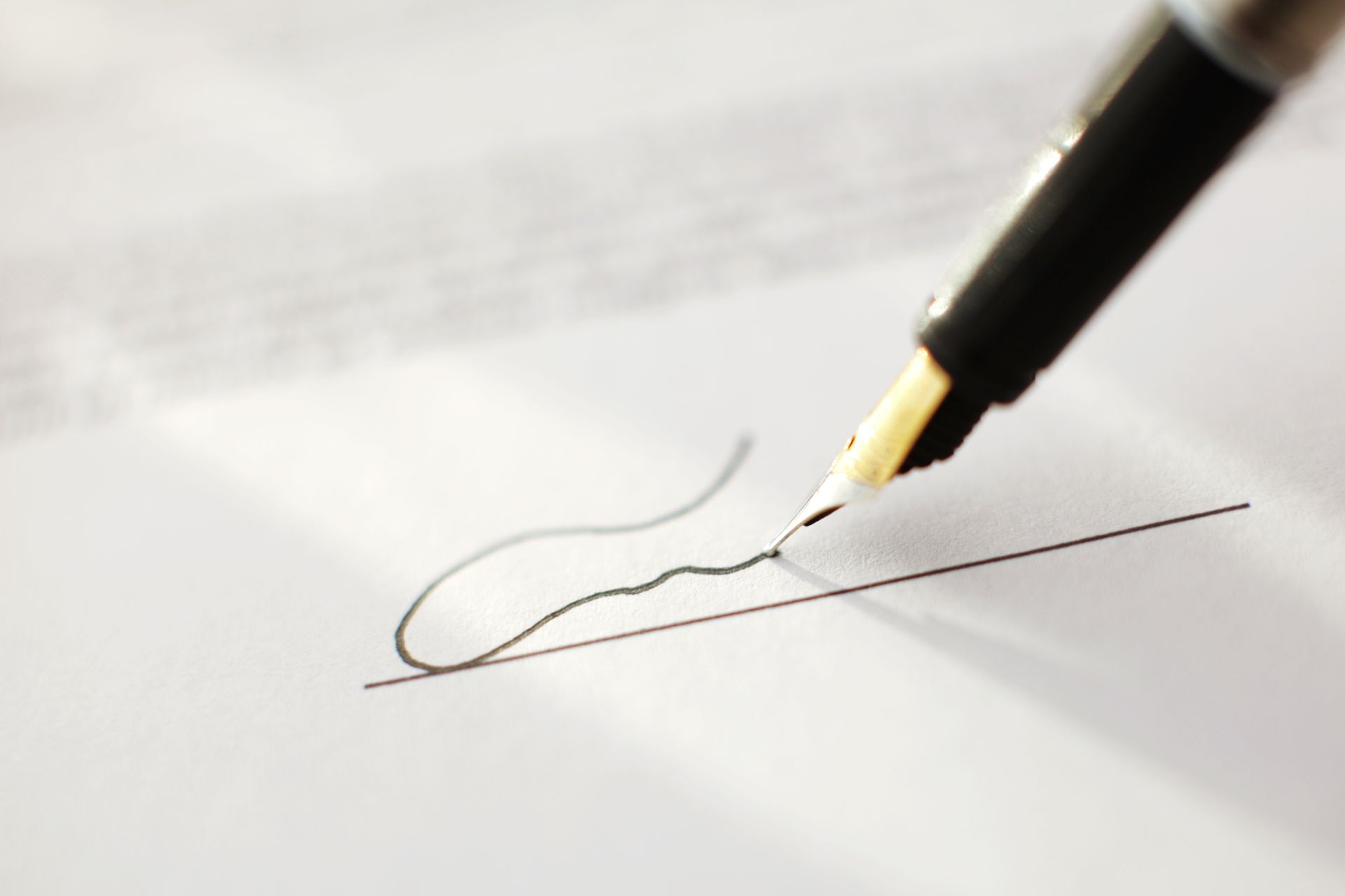 Una persona sta firmando un documento con una penna stilografica