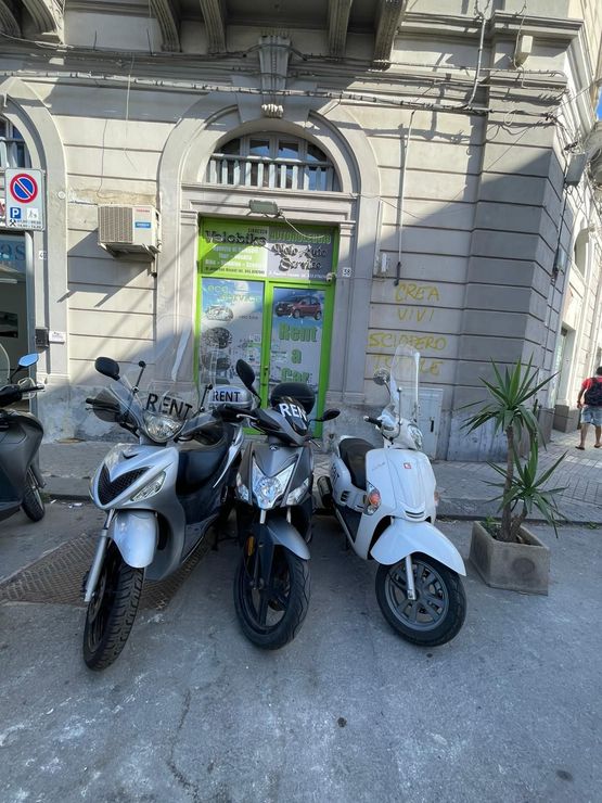 Sala ristorante elegante con tavoli apparecchiati e toni verdi delicati.