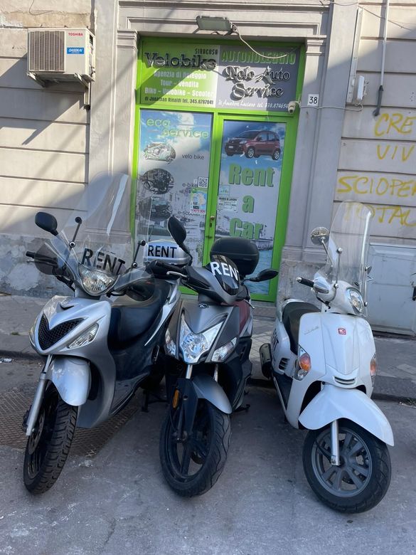 Ingresso di un ristorante a Bolzano con atmosfera accogliente e sobria identità verde.
