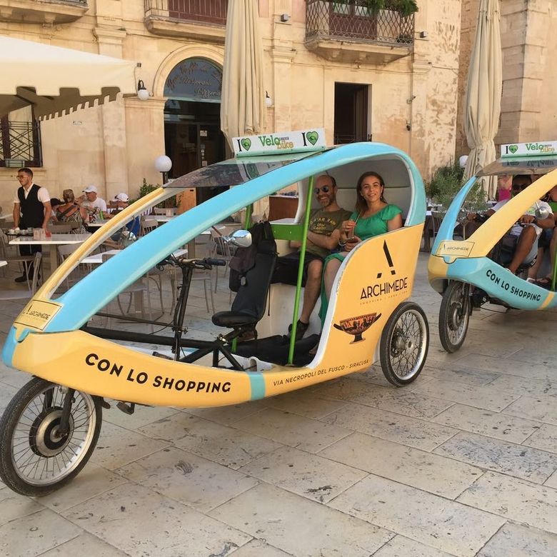 Ingresso di un ristorante a Bolzano con atmosfera accogliente e sobria identità verde.