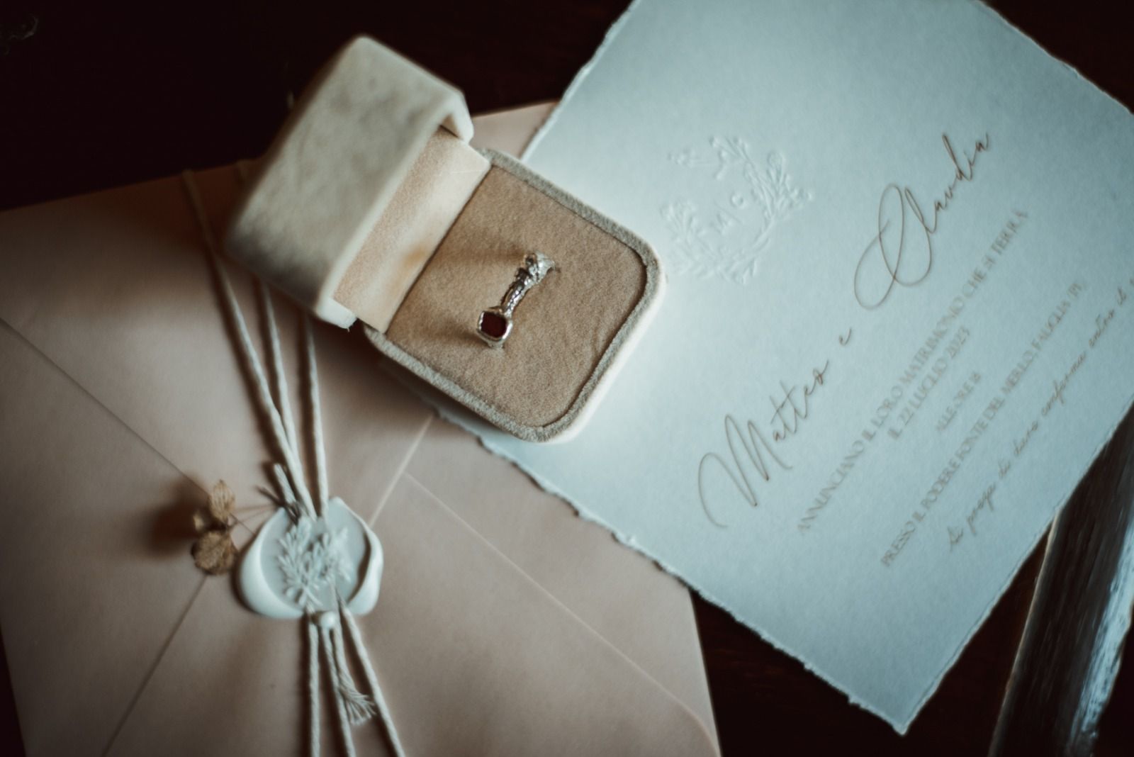 Anello di fidanzamento in scatola di velluto, con invito e busta sigillata, tonalità beige.