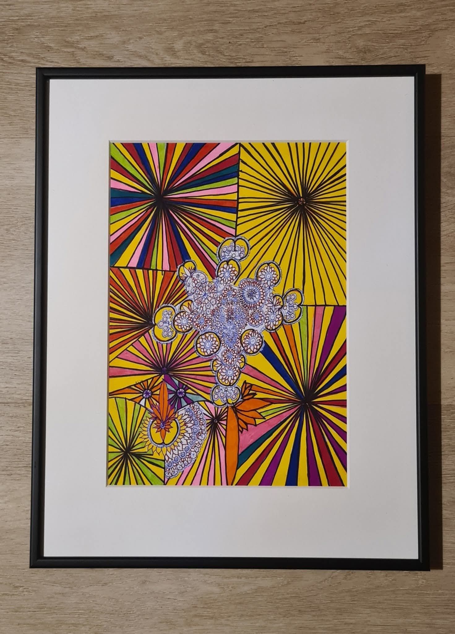 Ingelijst kunstwerk van een bloemstuk op een kleurrijk, geometrisch patroon.