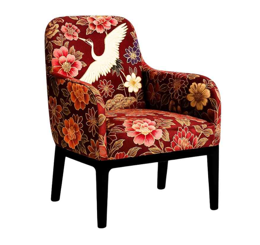 Fauteuil met bloemenpatroon en witte kraanvogel op een donkere achtergrond; zwarte poten.