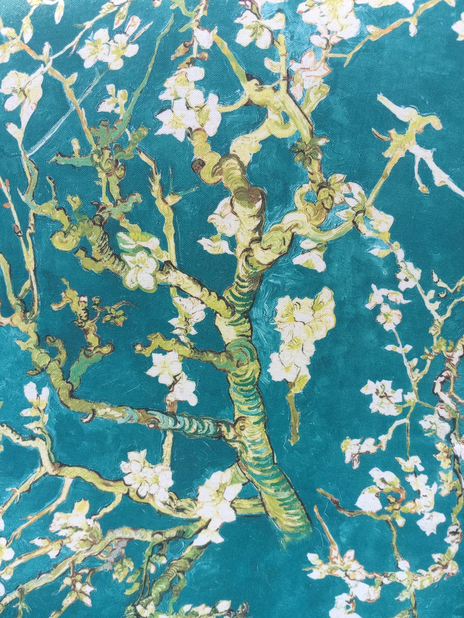 Tak met witte bloesem op een turquoise achtergrond, gestileerd als een schilderij.