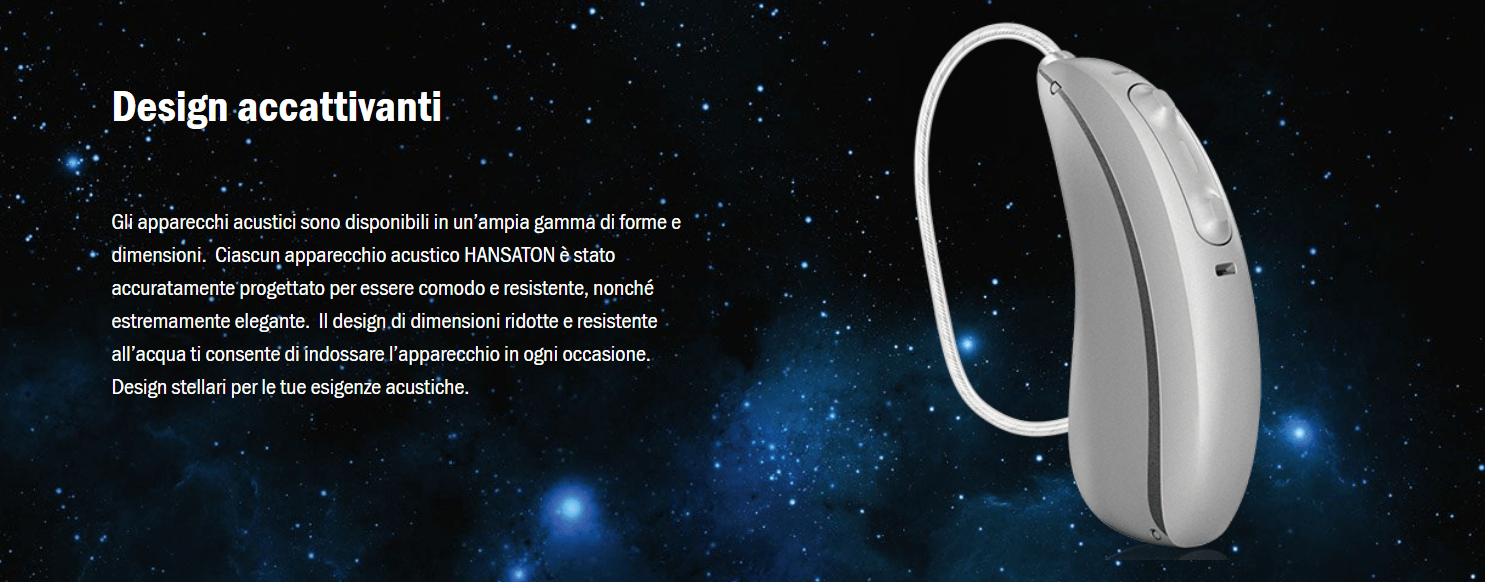 Un moderno apparecchio acustico retroauricolare grigio chiaro su uno sfondo cosmico scuro e stellato. La scritta recita