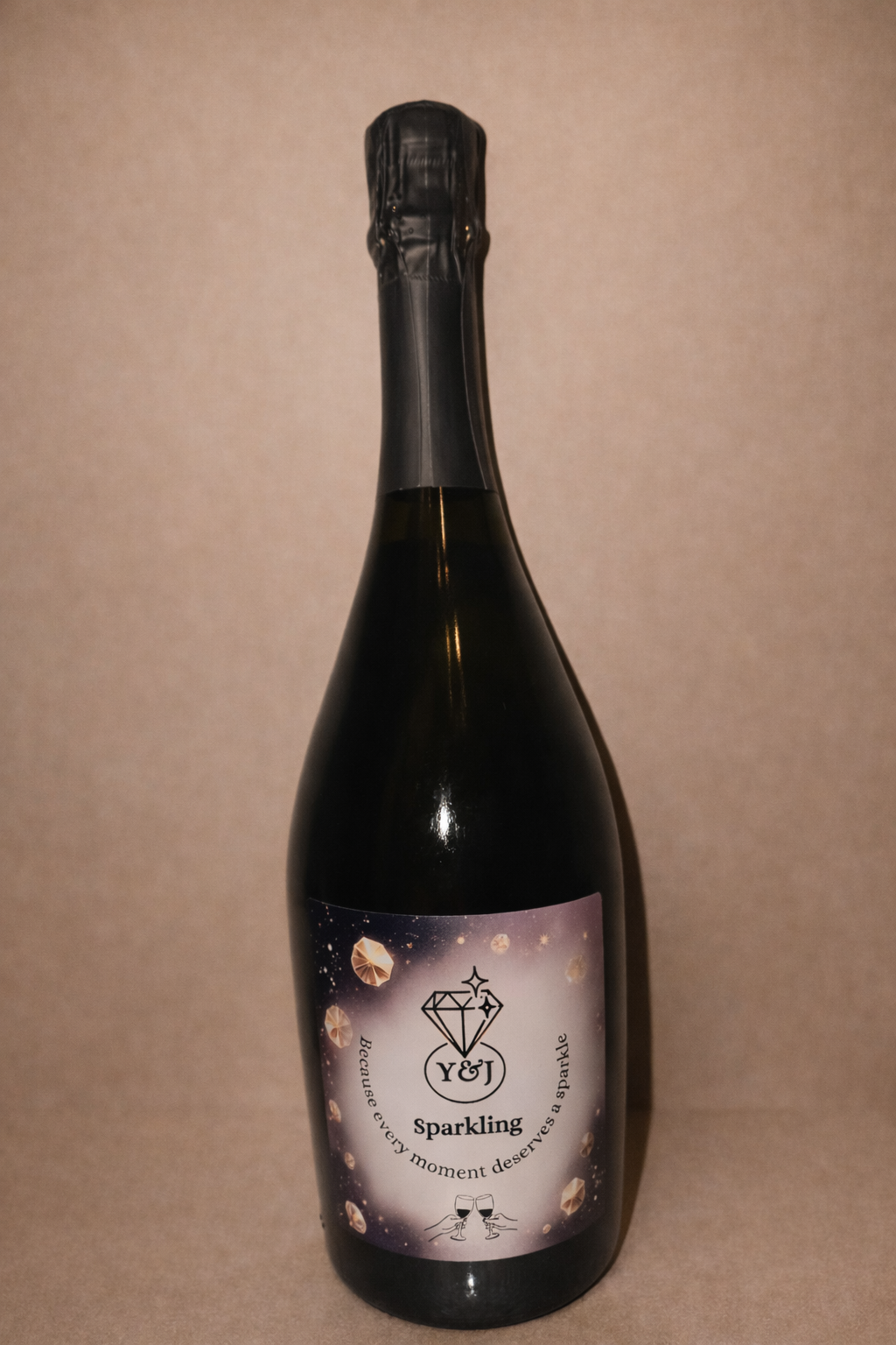Cadeauverpakking met champagne, glazen en beautyproducten, in een gouden en romantische stijl.