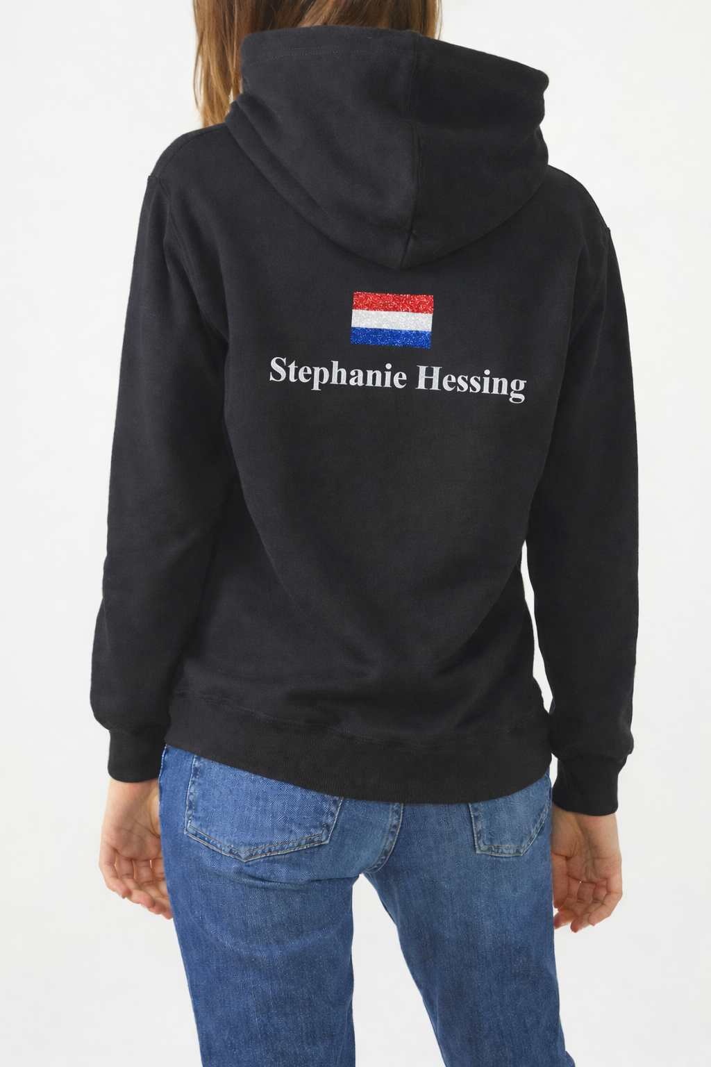 Vrouw met een zwarte hoodie met 