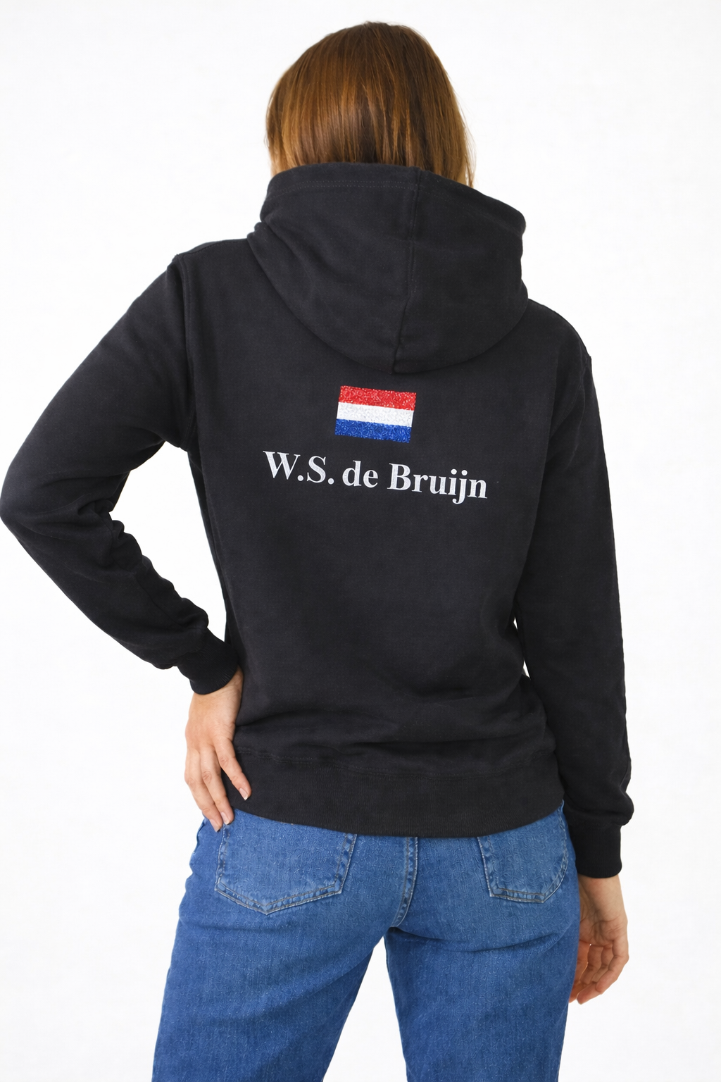 Vrouw met een zwarte hoodie met 