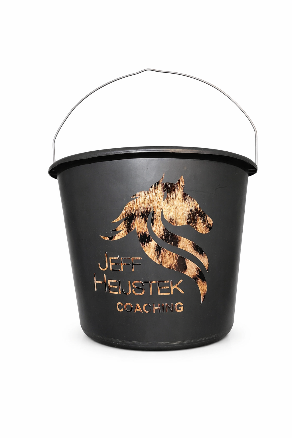 Zwarte emmer met oranje paardenlogo en de tekst 