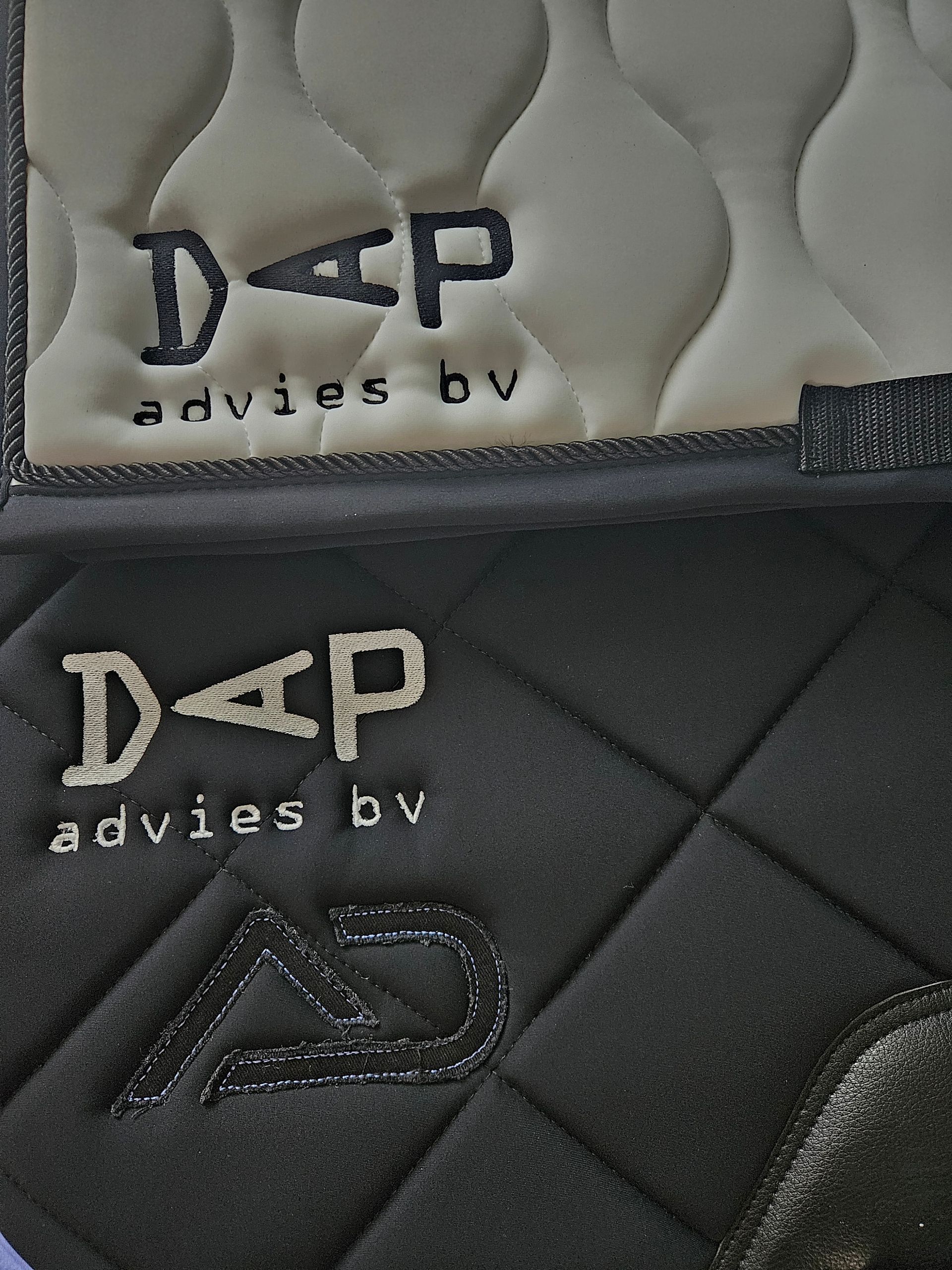 zadel dekje geborduurd, paard, custom dutch, borduren, logo, gepersonaliseerde