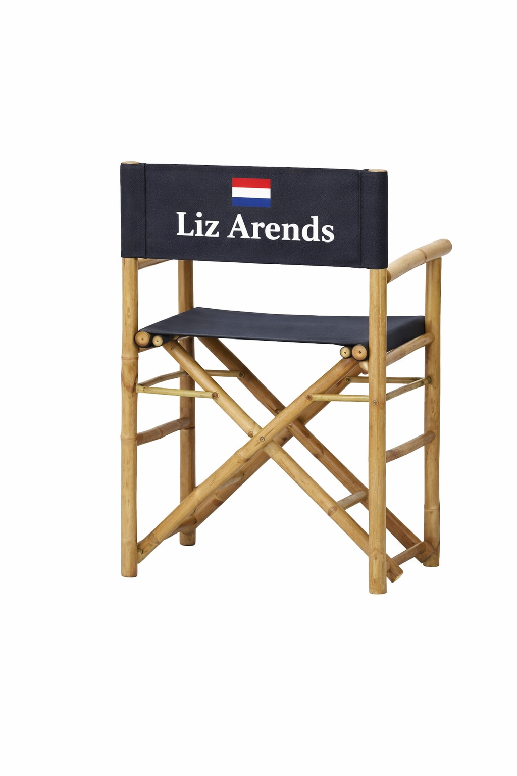 Regisseursstoel met zwarte zitting en rugleuning, licht houten frame en de naam 