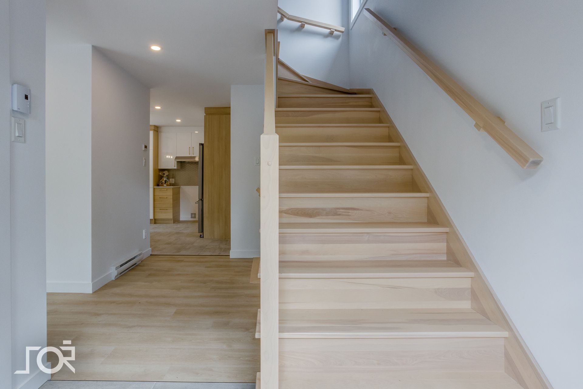 Un escalier en bois menant au deuxième étage d'une maison