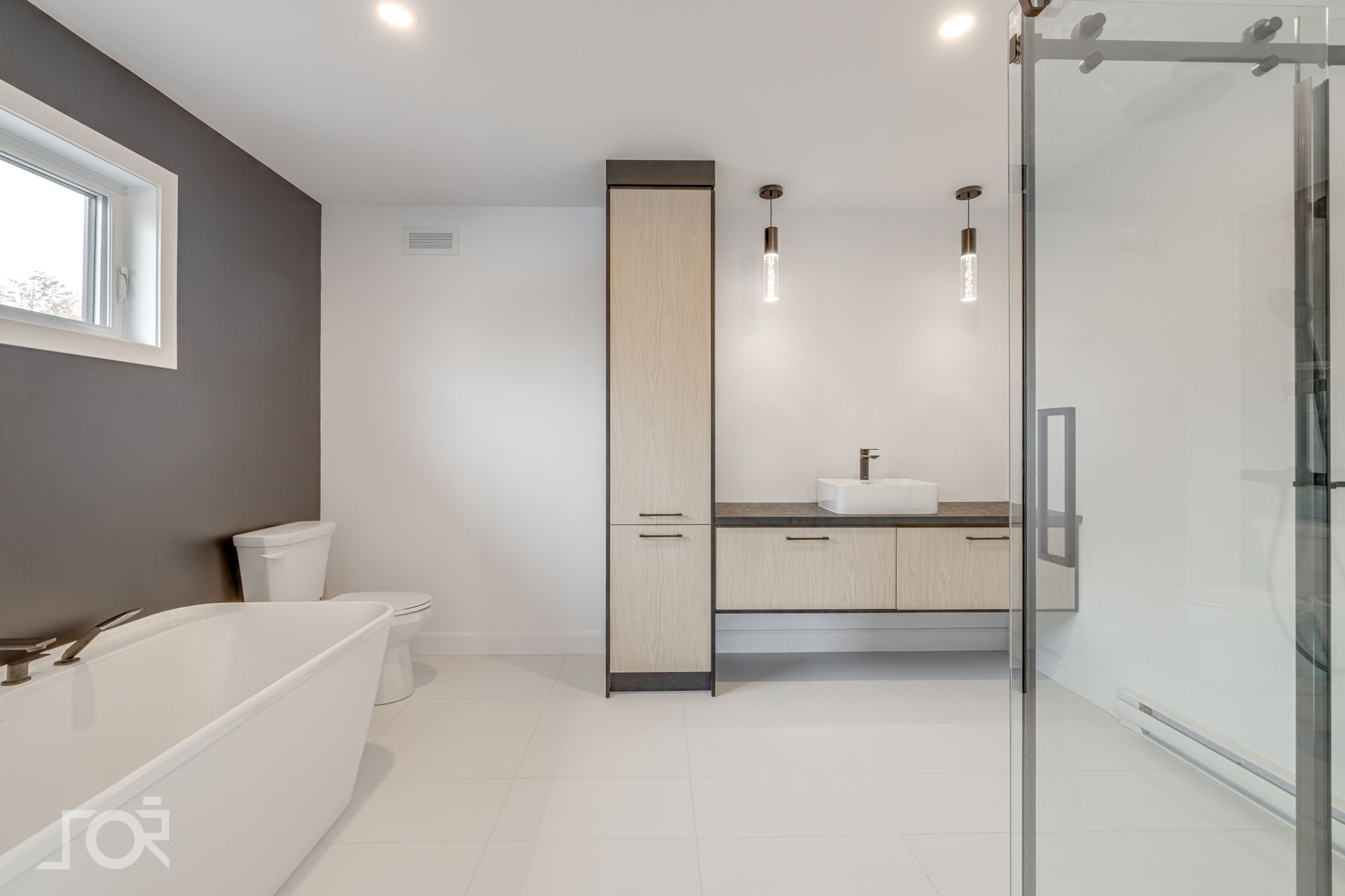 Une salle de bain avec baignoire, lavabo, toilettes et douche