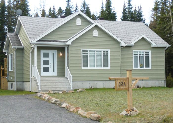 Une maison avec une boîte aux lettres sur laquelle est écrit 834