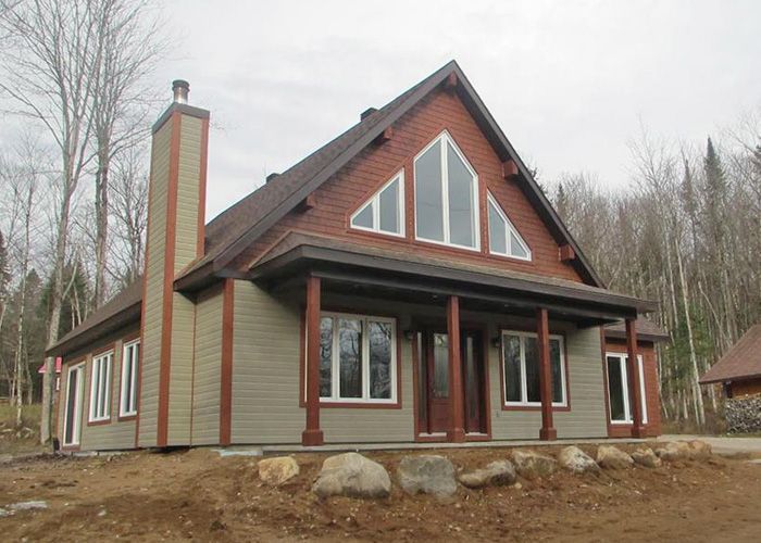 Une grande maison avec une cheminée sur le côté