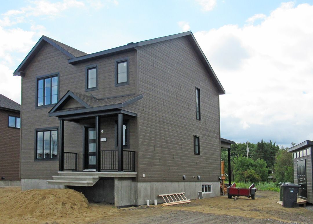 Une maison en construction avec beaucoup de fenêtres