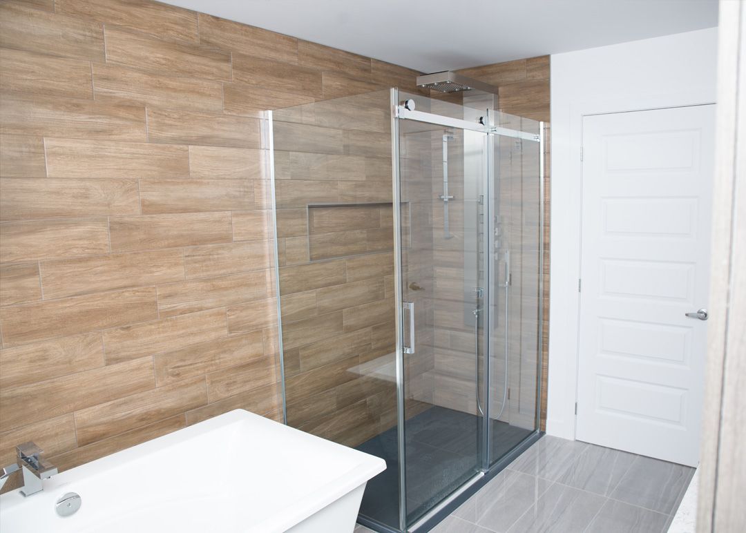 Une salle de bain avec une douche à l'italienne et un lavabo.