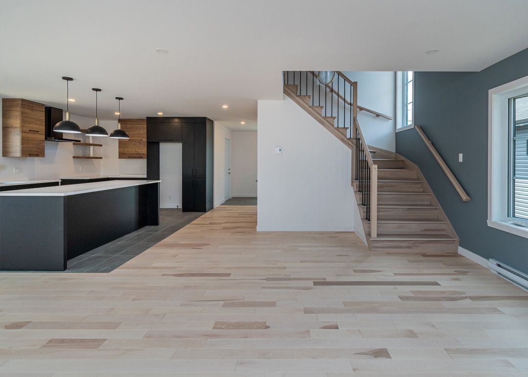 Il y a un escalier qui mène au deuxième étage de la maison.