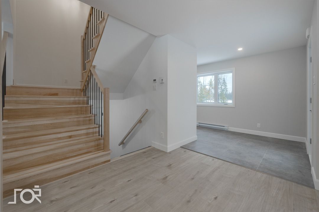 Il y a un escalier au milieu de la pièce.