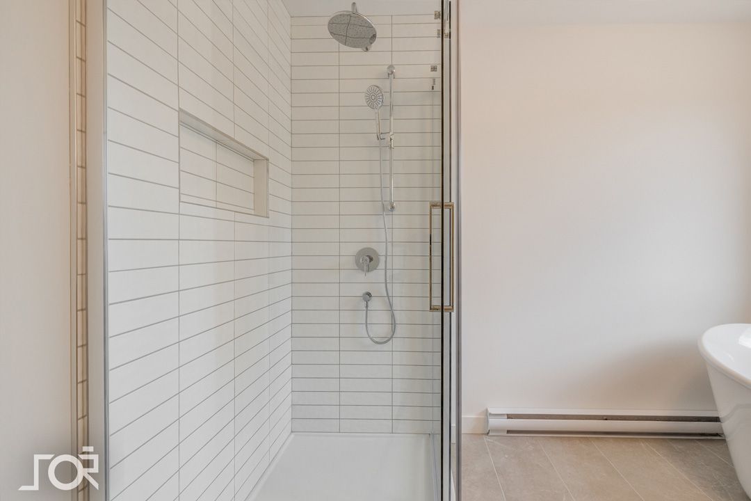 Une salle de bain avec une douche à l'italienne et une baignoire