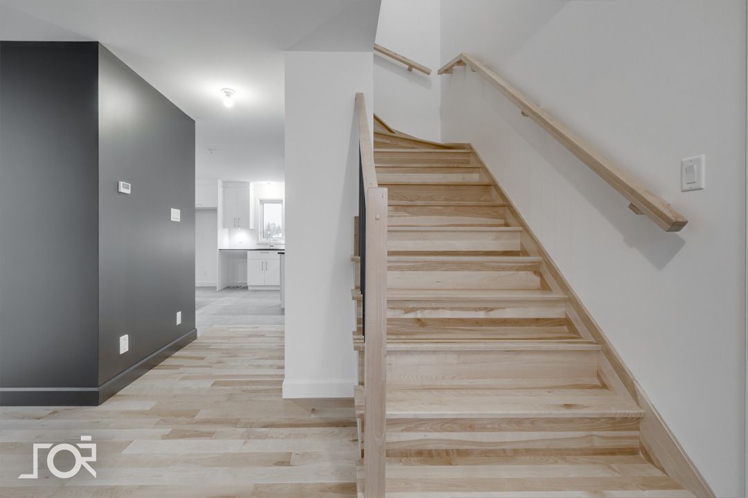 Un escalier en bois menant au deuxième étage d'une maison