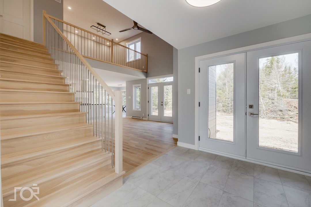 Un escalier en bois menant au deuxième étage d'une maison.