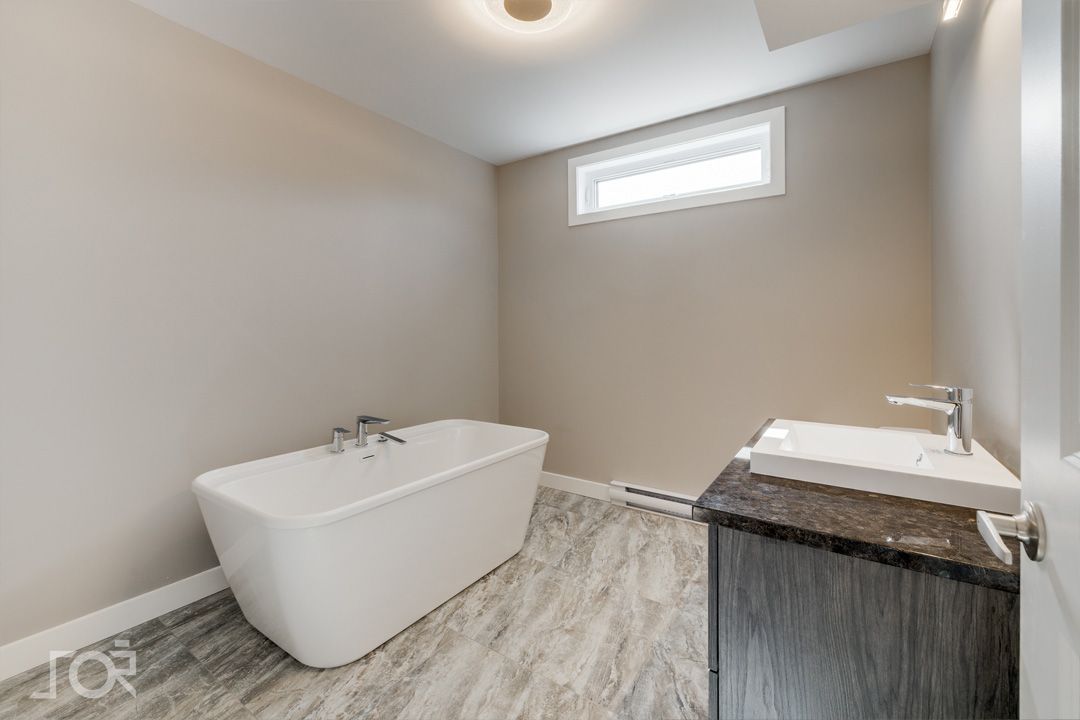 Une salle de bain avec une baignoire et un lavabo.