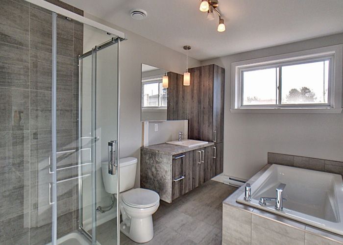 Une salle de bain avec WC, lavabo, douche et baignoire.