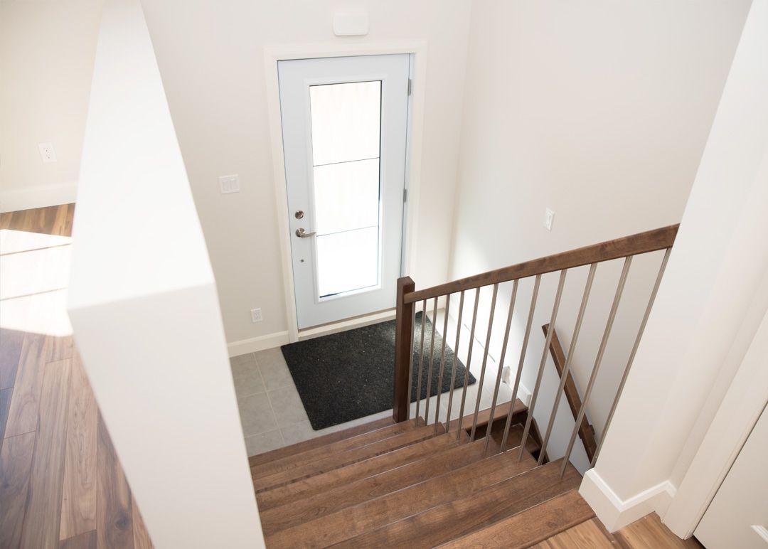 Une vue de l'escalier menant au deuxième étage d'une maison.