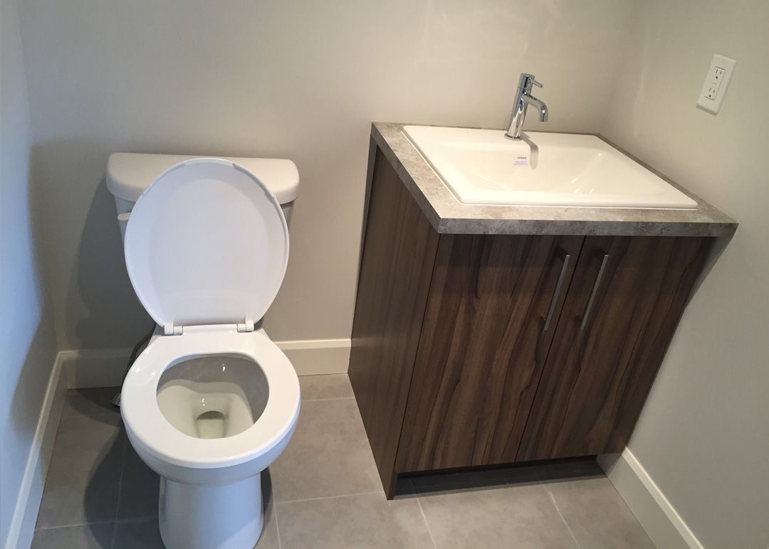 Une salle de bain avec des toilettes et un lavabo
