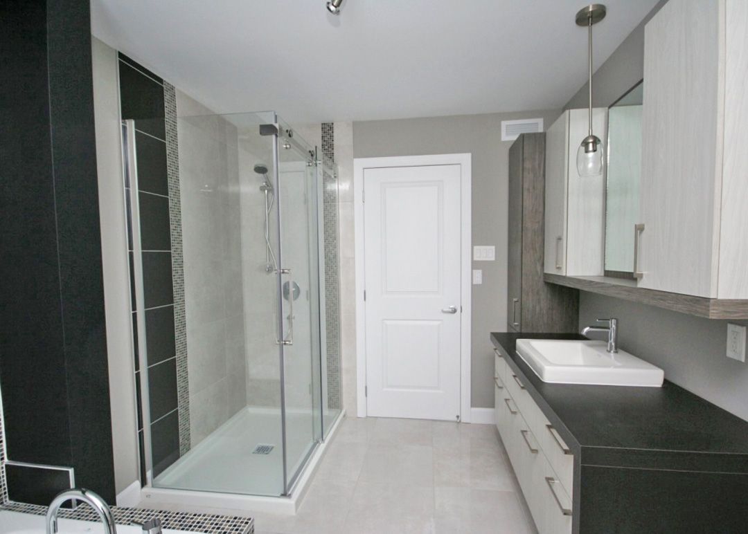 Une salle de bain avec une douche à l'italienne et un lavabo