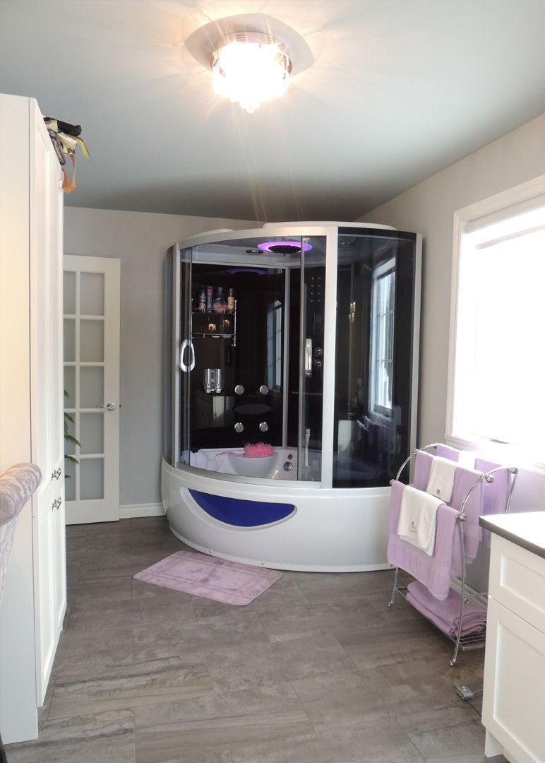Une salle de bain avec une baignoire et une cabine de douche